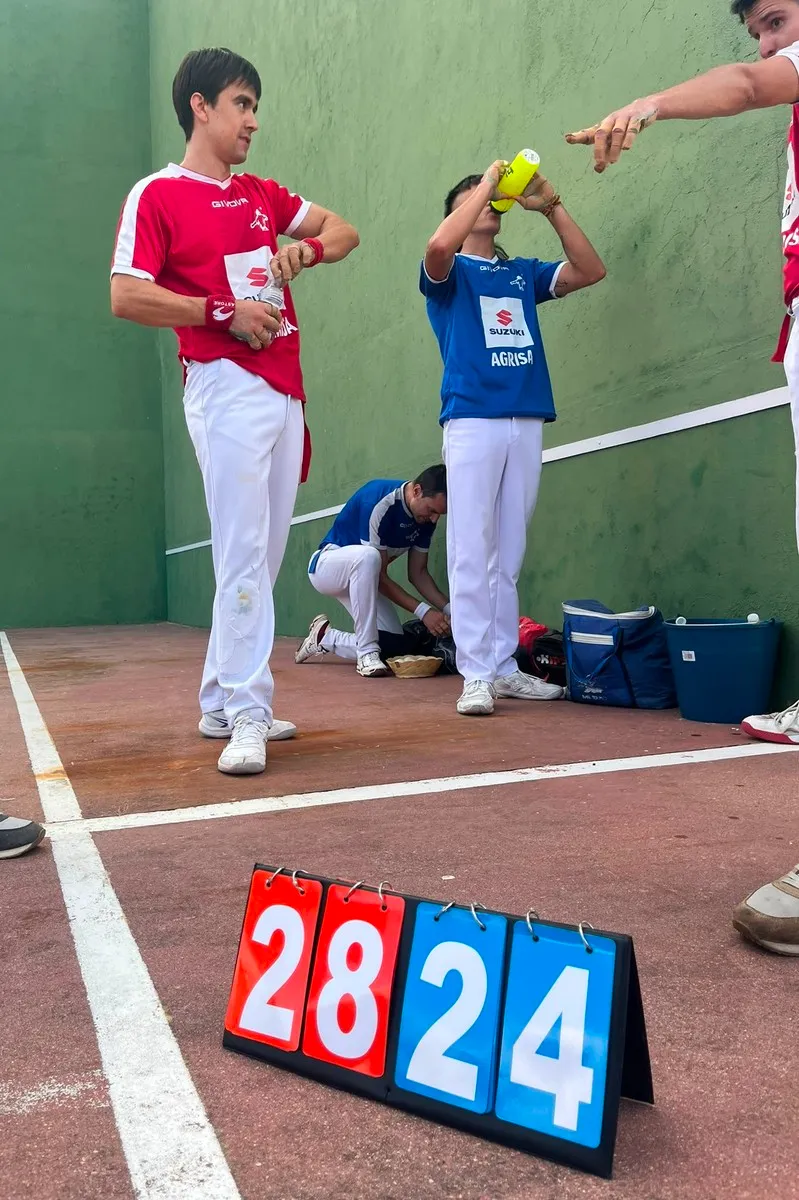Entretenido partido de pelota en Guadramiro este domingo