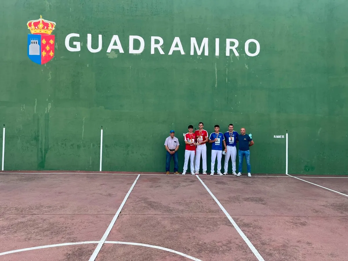 Entretenido partido de pelota en Guadramiro este domingo