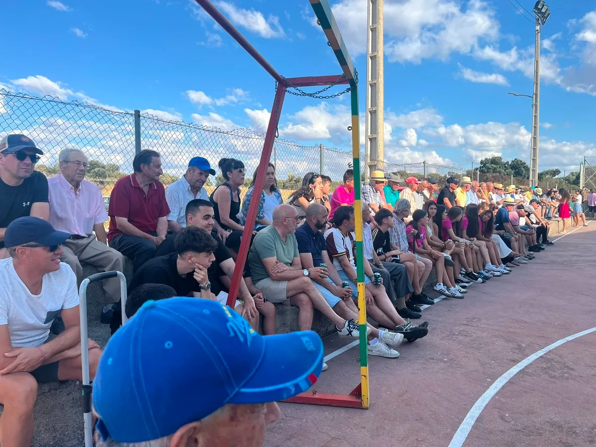 Entretenido partido de pelota en Guadramiro este domingo