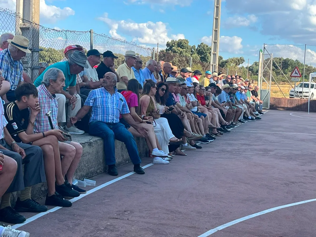 Entretenido partido de pelota en Guadramiro este domingo