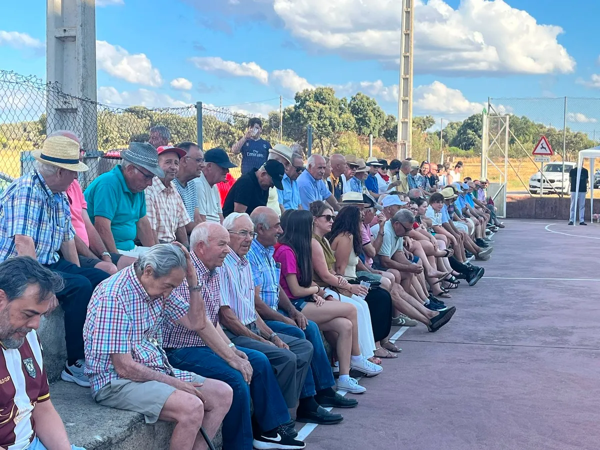 Entretenido partido de pelota en Guadramiro este domingo