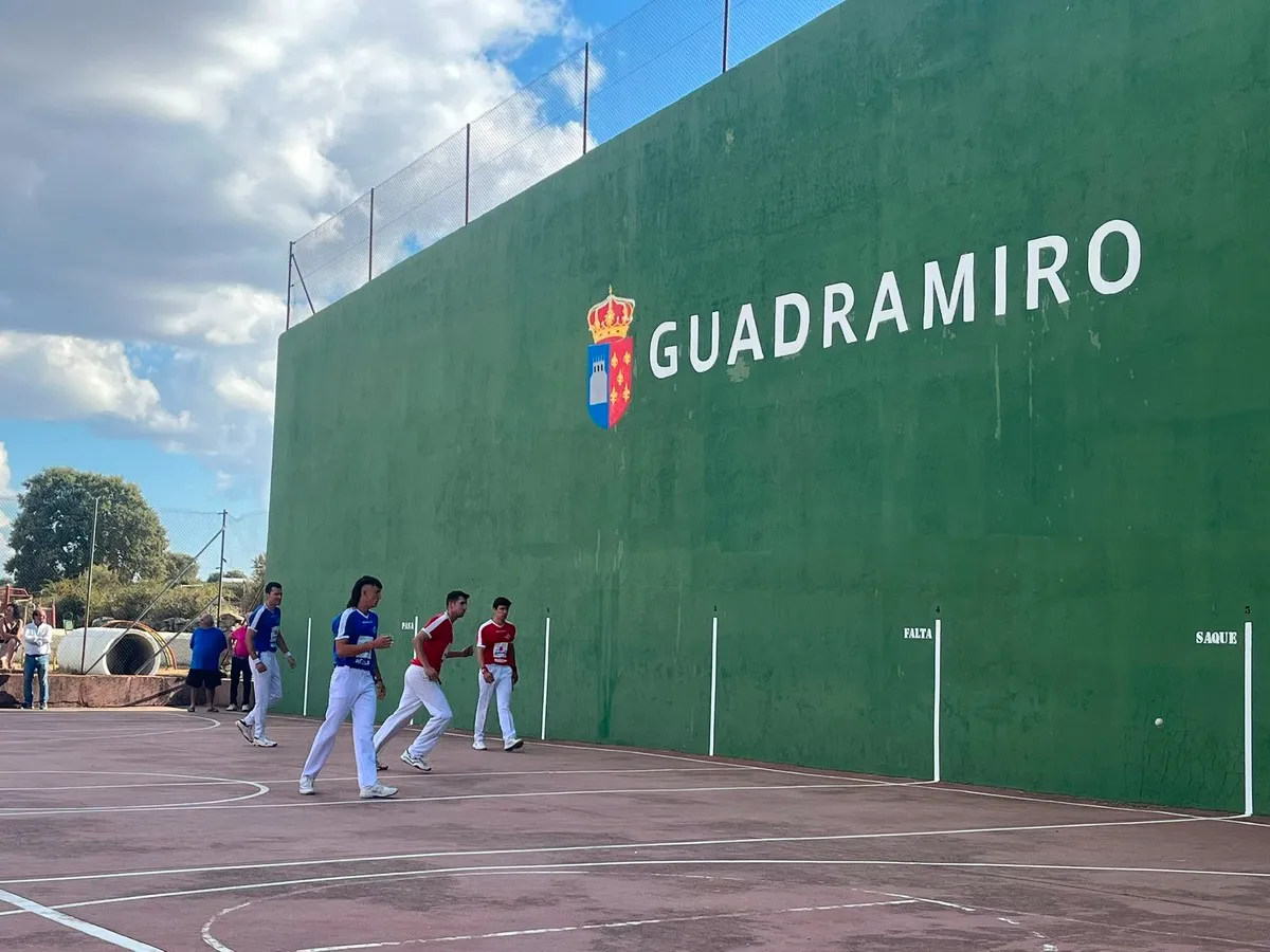 Entretenido partido de pelota en Guadramiro este domingo