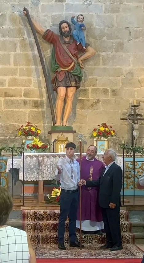 Jesús Luis Vicente del Arco recibe la vara de manos de Jorge Herrero Chico 