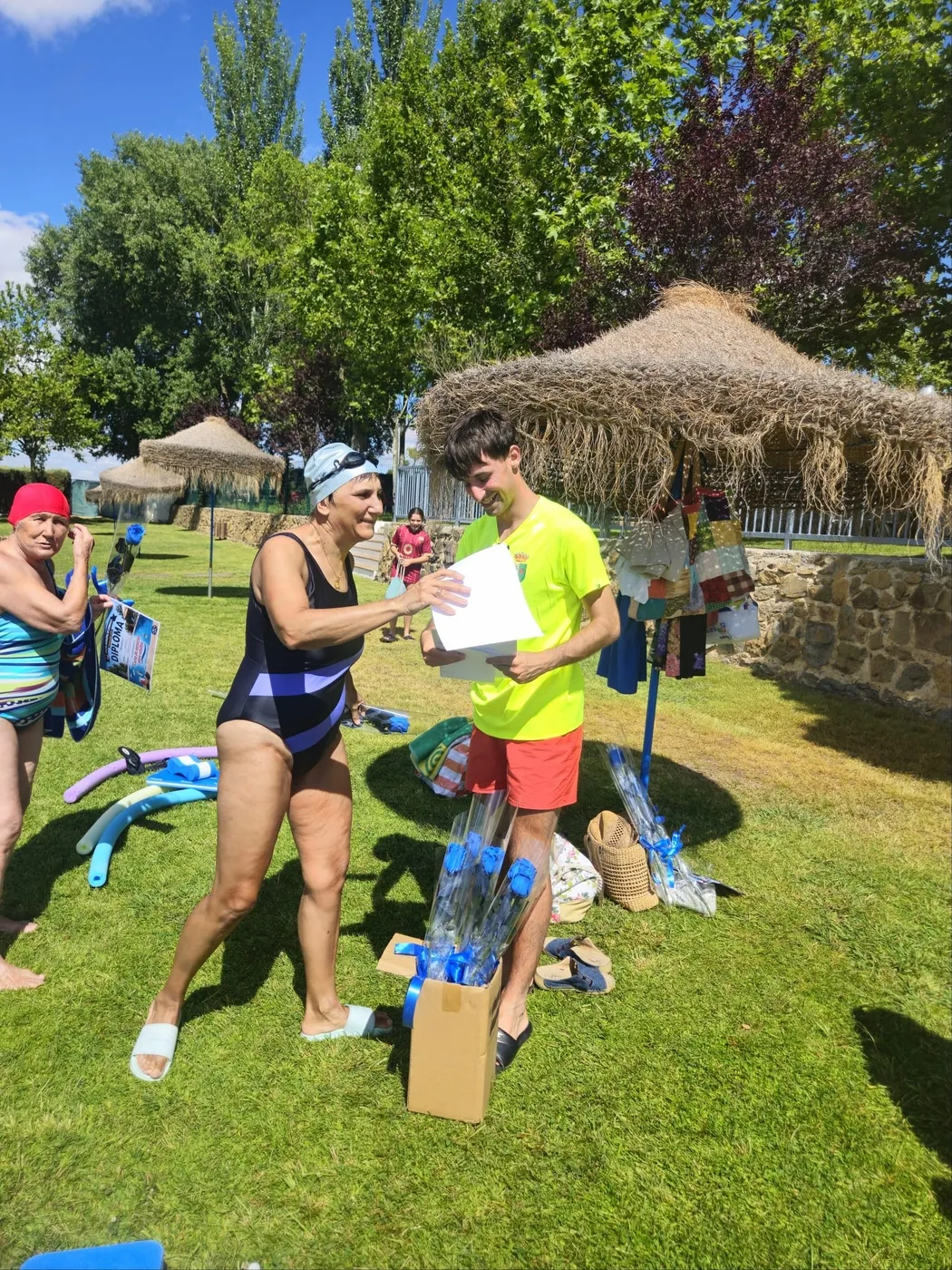 Entrega de diplomas a las participantes en el curso de natación en Lumbrales