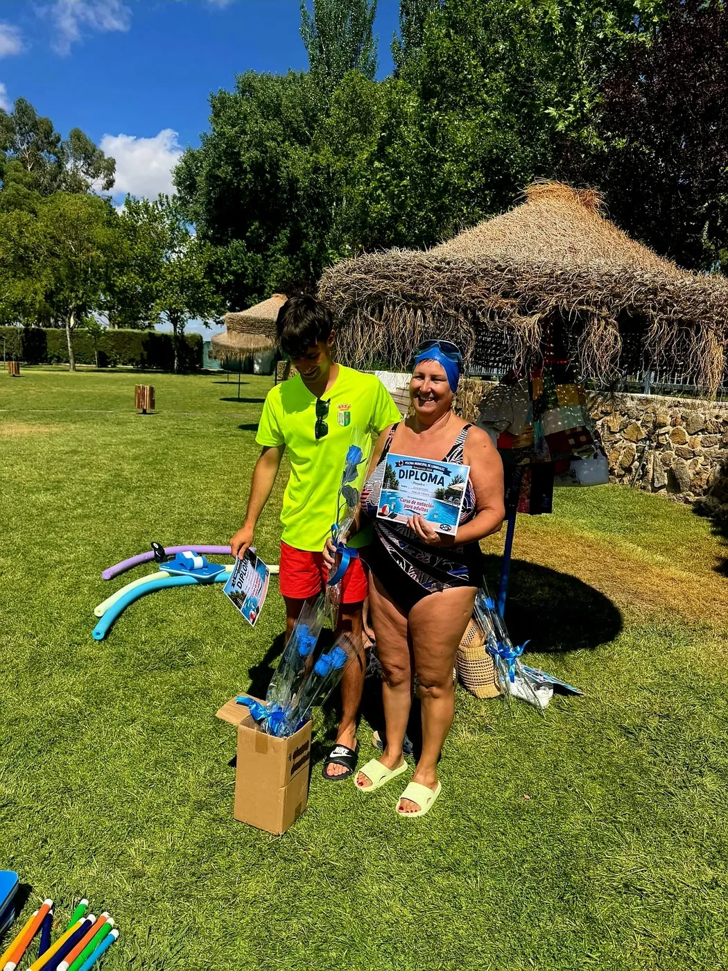 Entrega de diplomas a las participantes en el curso de natación en Lumbrales