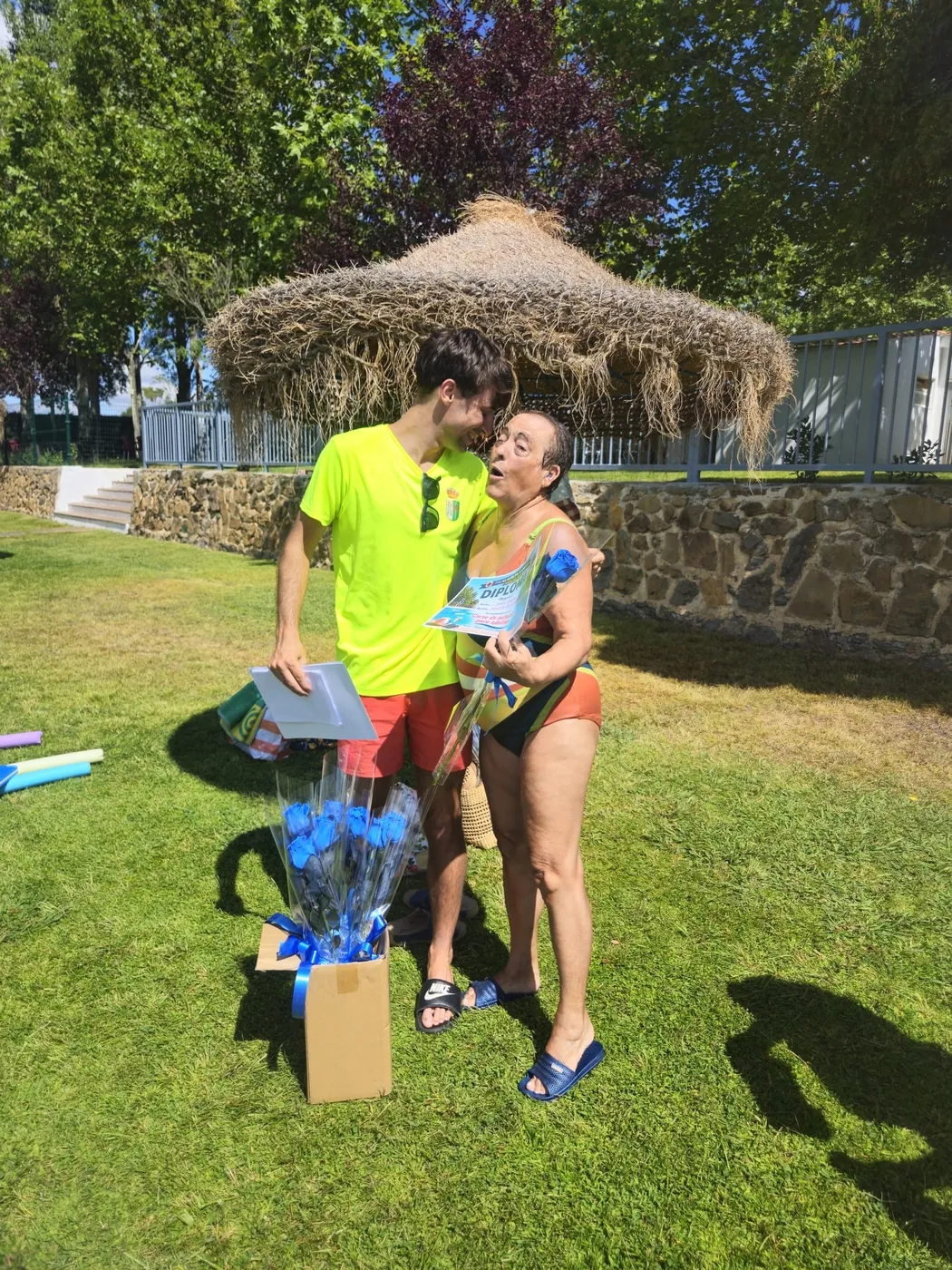 Entrega de diplomas a las participantes en el curso de natación en Lumbrales