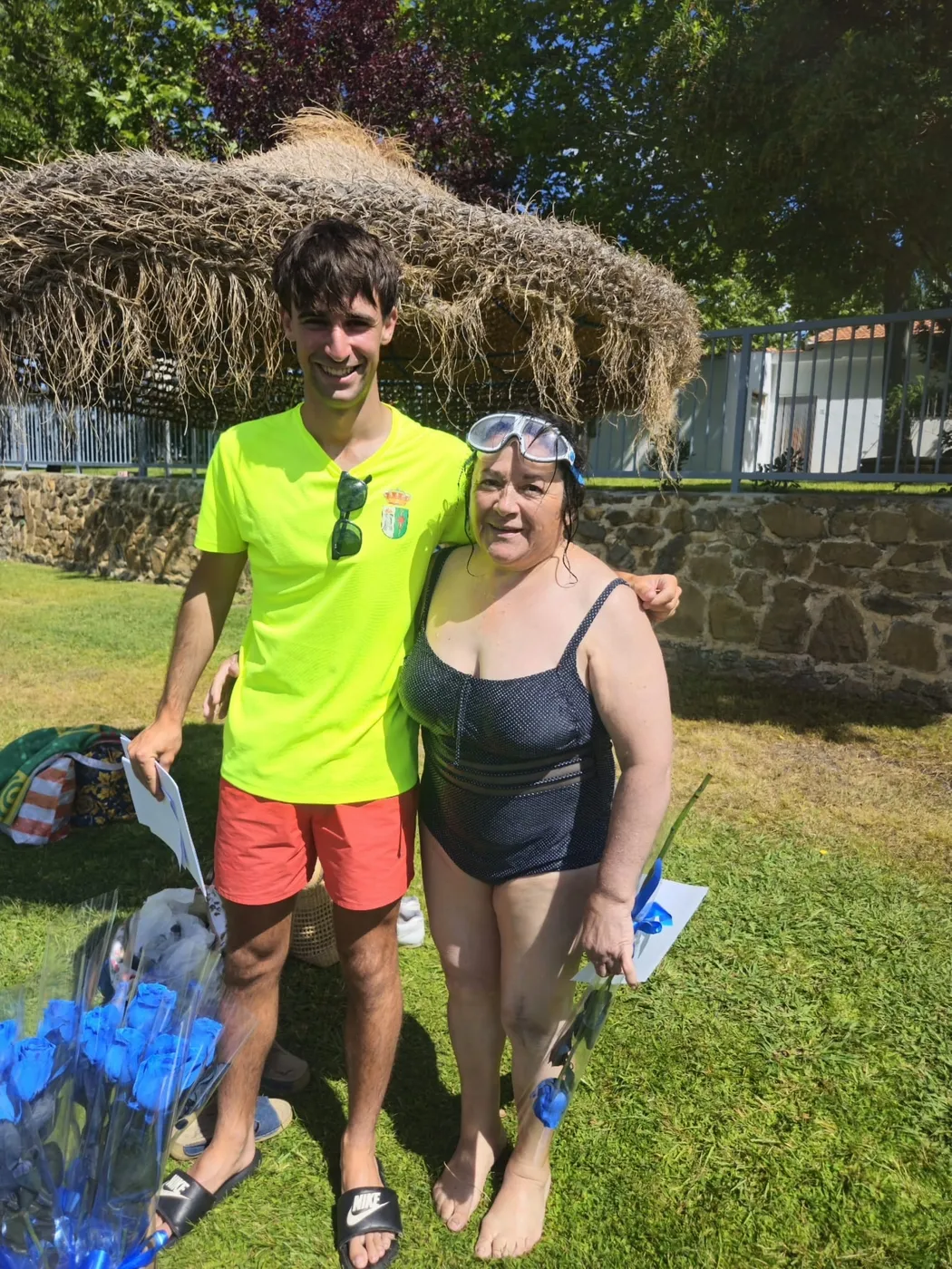 Entrega de diplomas a las participantes en el curso de natación en Lumbrales