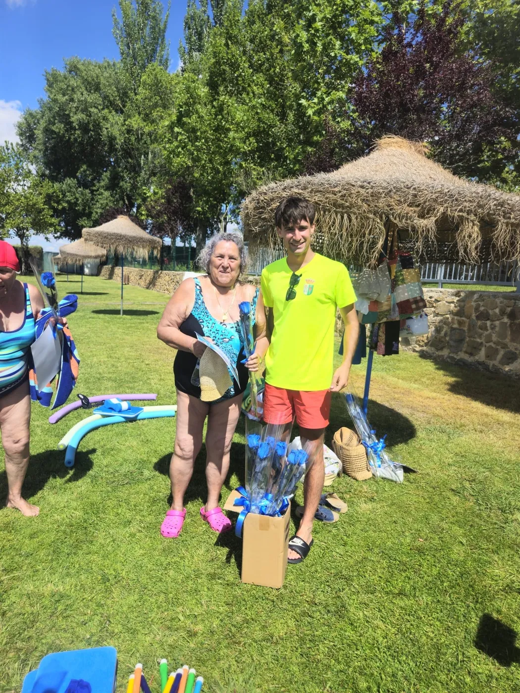 Entrega de diplomas a las participantes en el curso de natación en Lumbrales