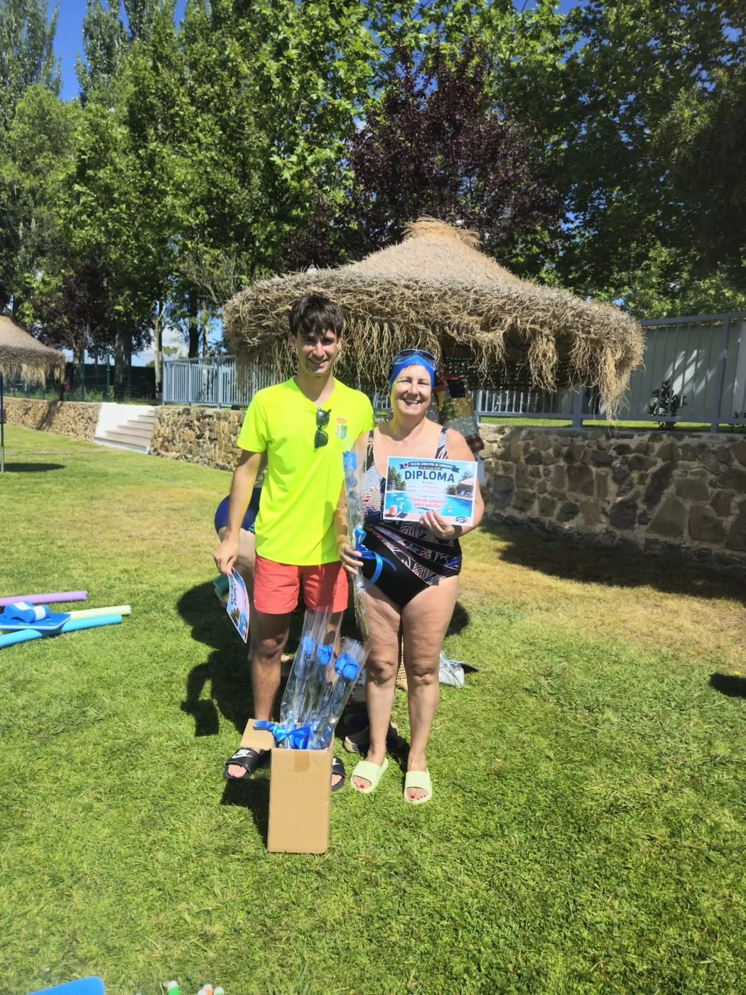 Entrega de diplomas a las participantes en el curso de natación en Lumbrales