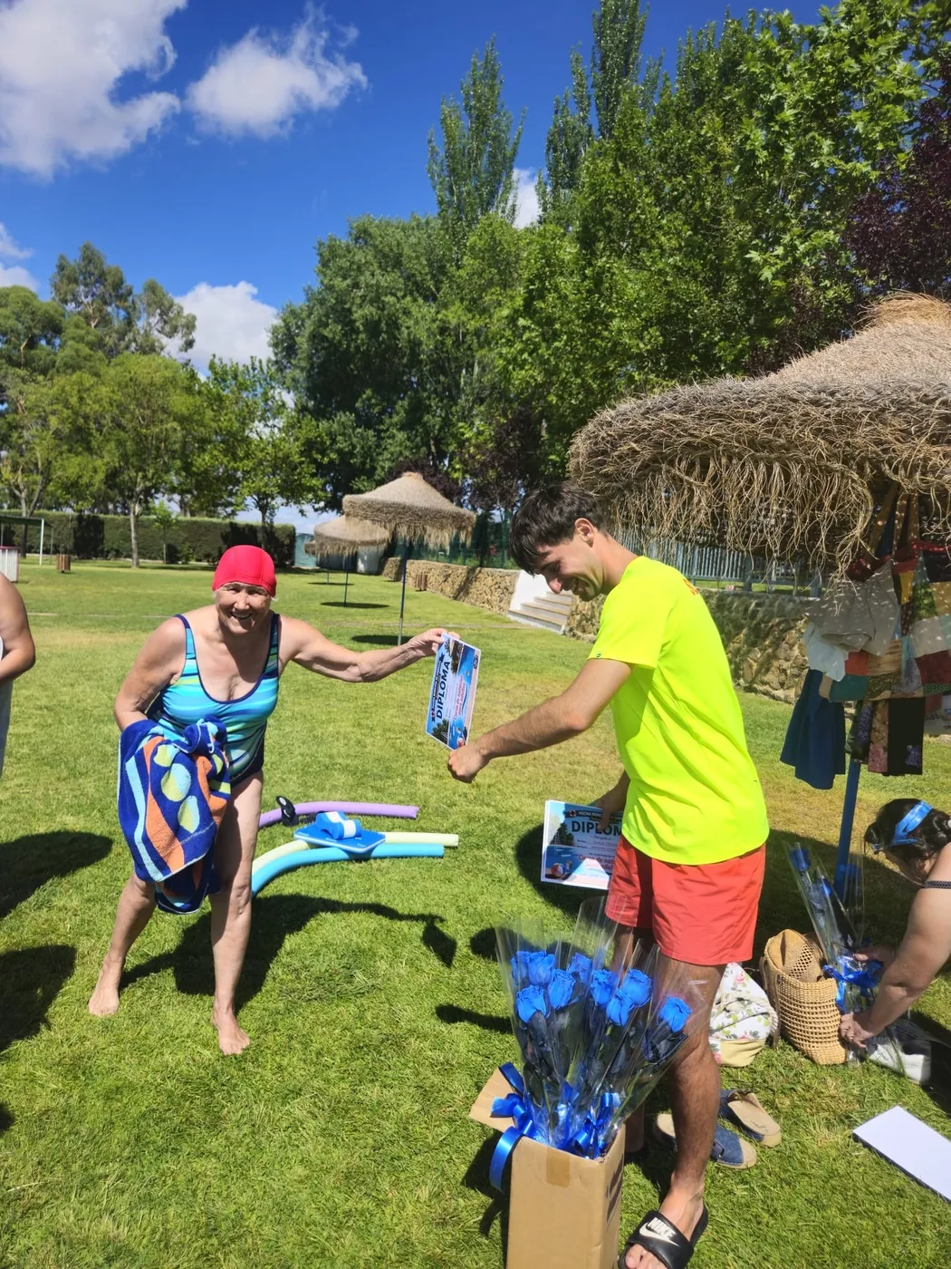 Entrega de diplomas a las participantes en el curso de natación en Lumbrales