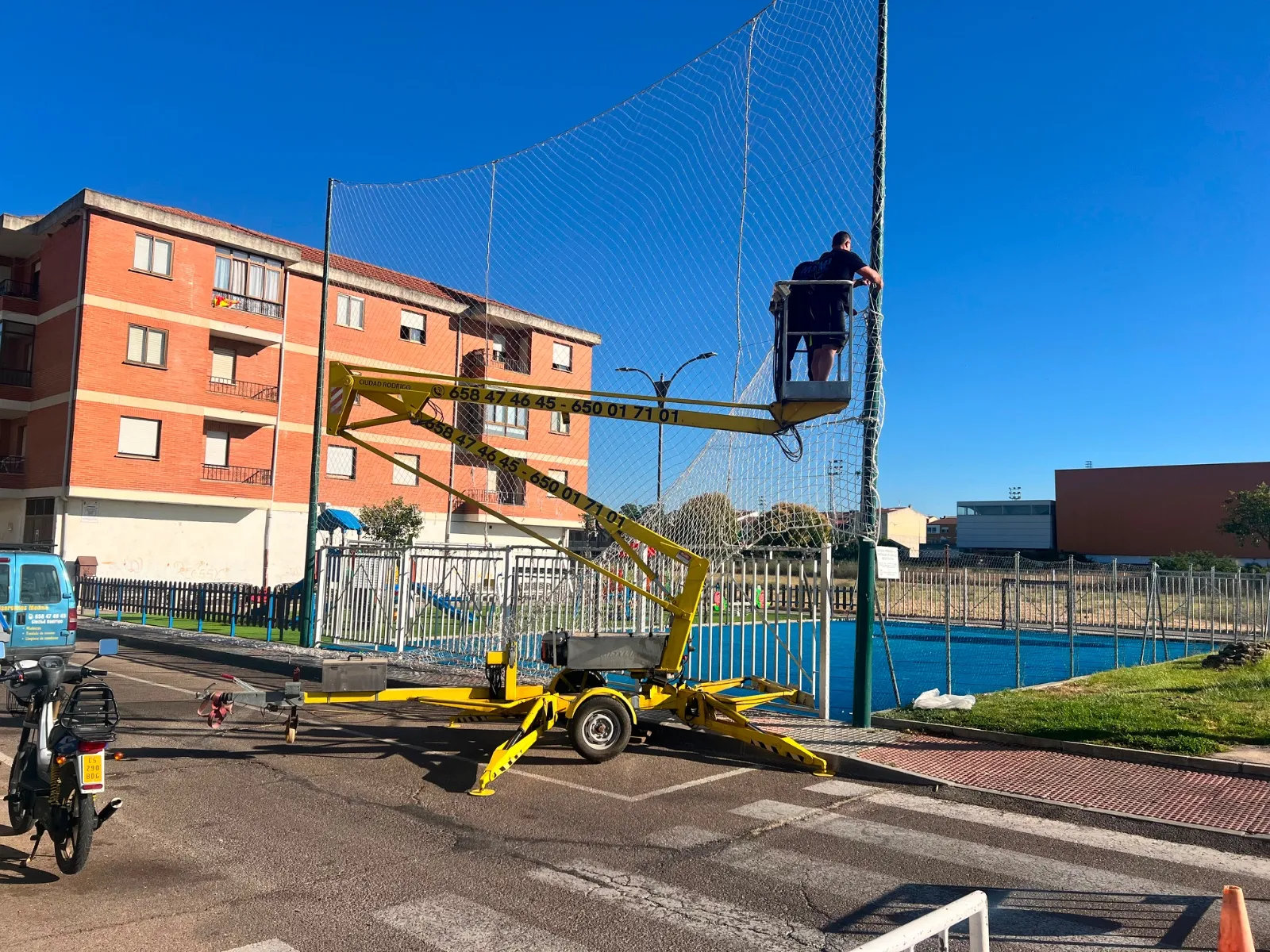 Foto 2 - Ciudad Rodrigo recibe una donaci&oacute;n de 2.000 metros de redes de seguridad 