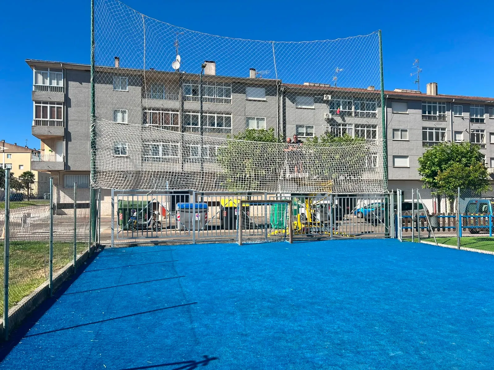 Foto 3 - Ciudad Rodrigo recibe una donaci&oacute;n de 2.000 metros de redes de seguridad 