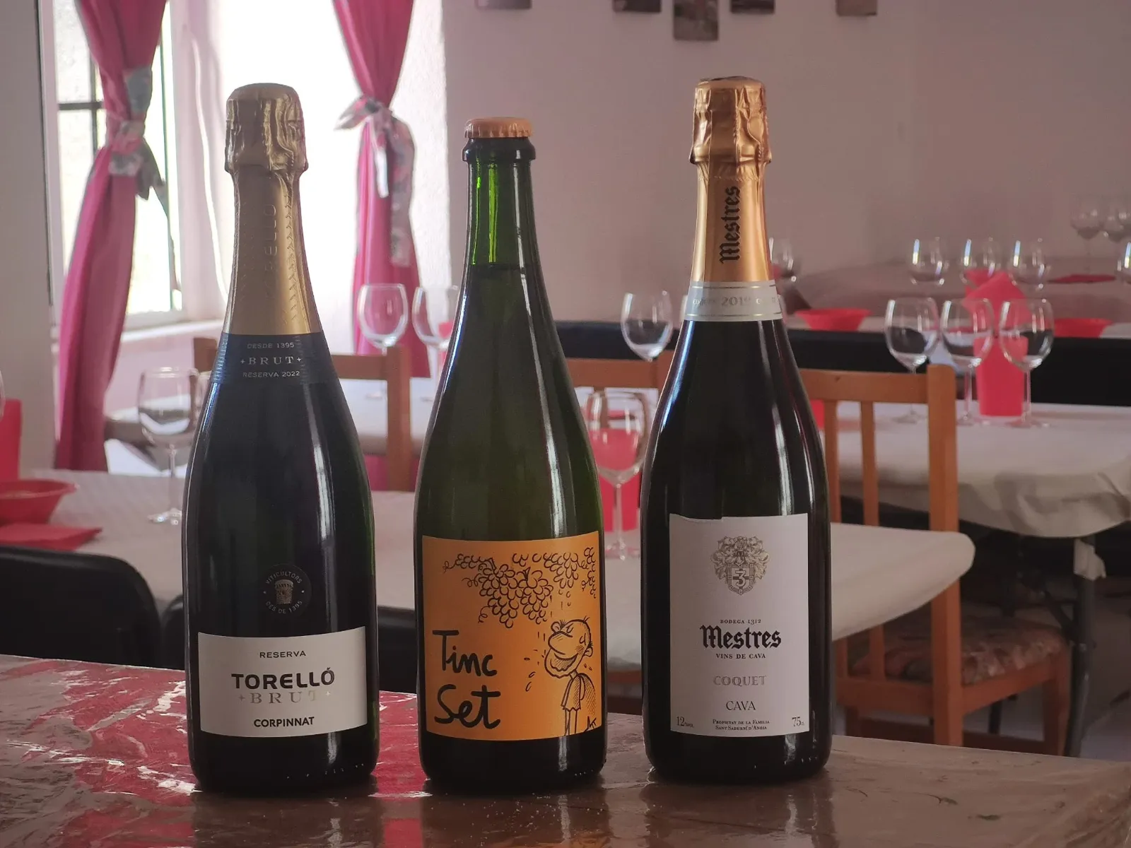 Rubén Moreiro dirige una cata de vinos en Aldea del Obispo