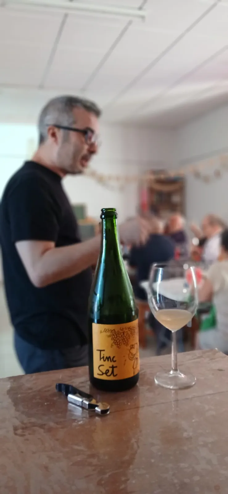 Rubén Moreiro dirige una cata de vinos en Aldea del Obispo