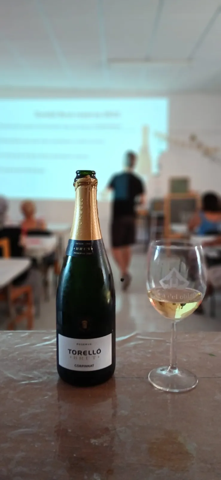 Rubén Moreiro dirige una cata de vinos en Aldea del Obispo