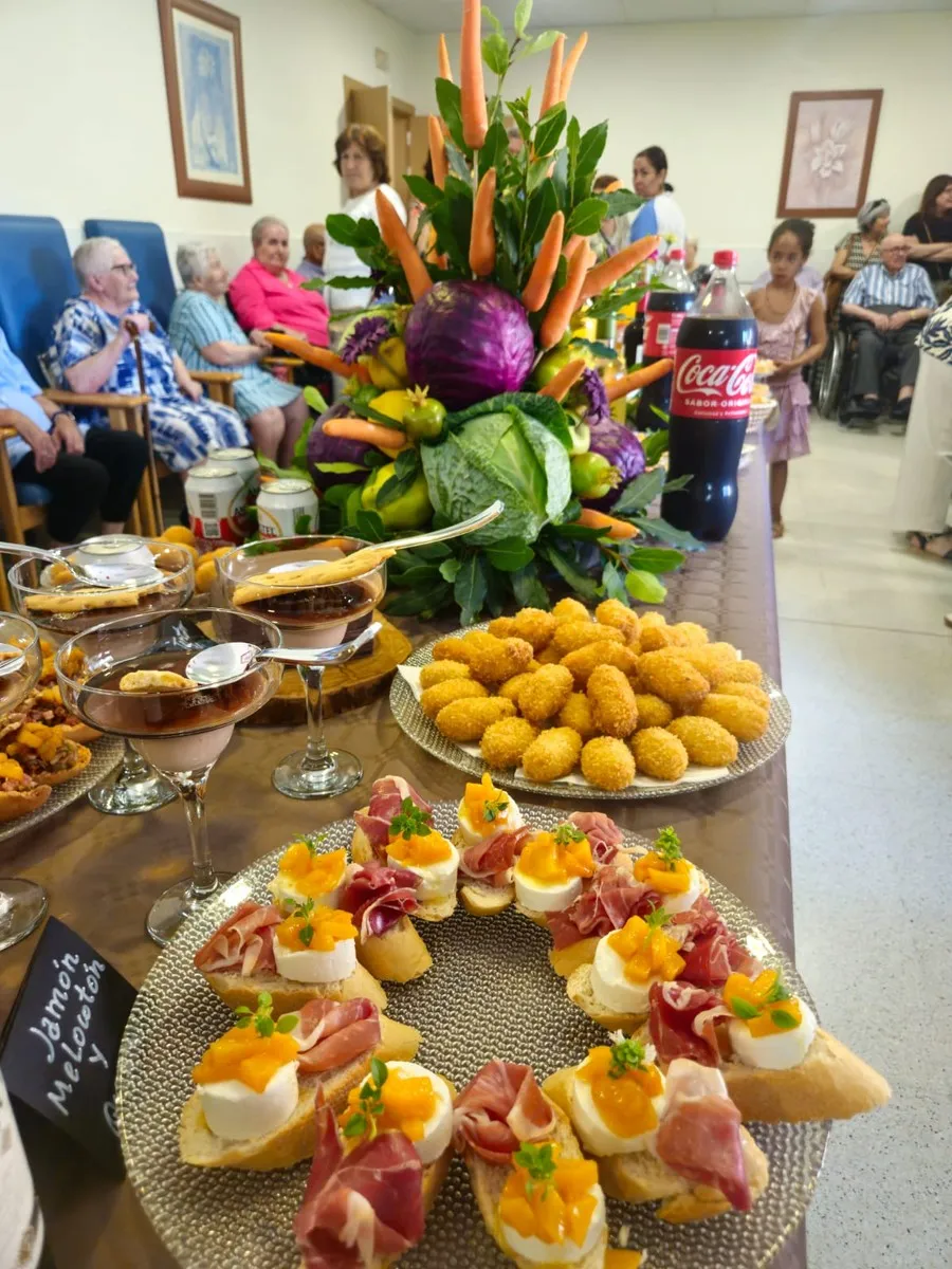 Los mayores de la residencia municipal celebran el día de Santa Ana