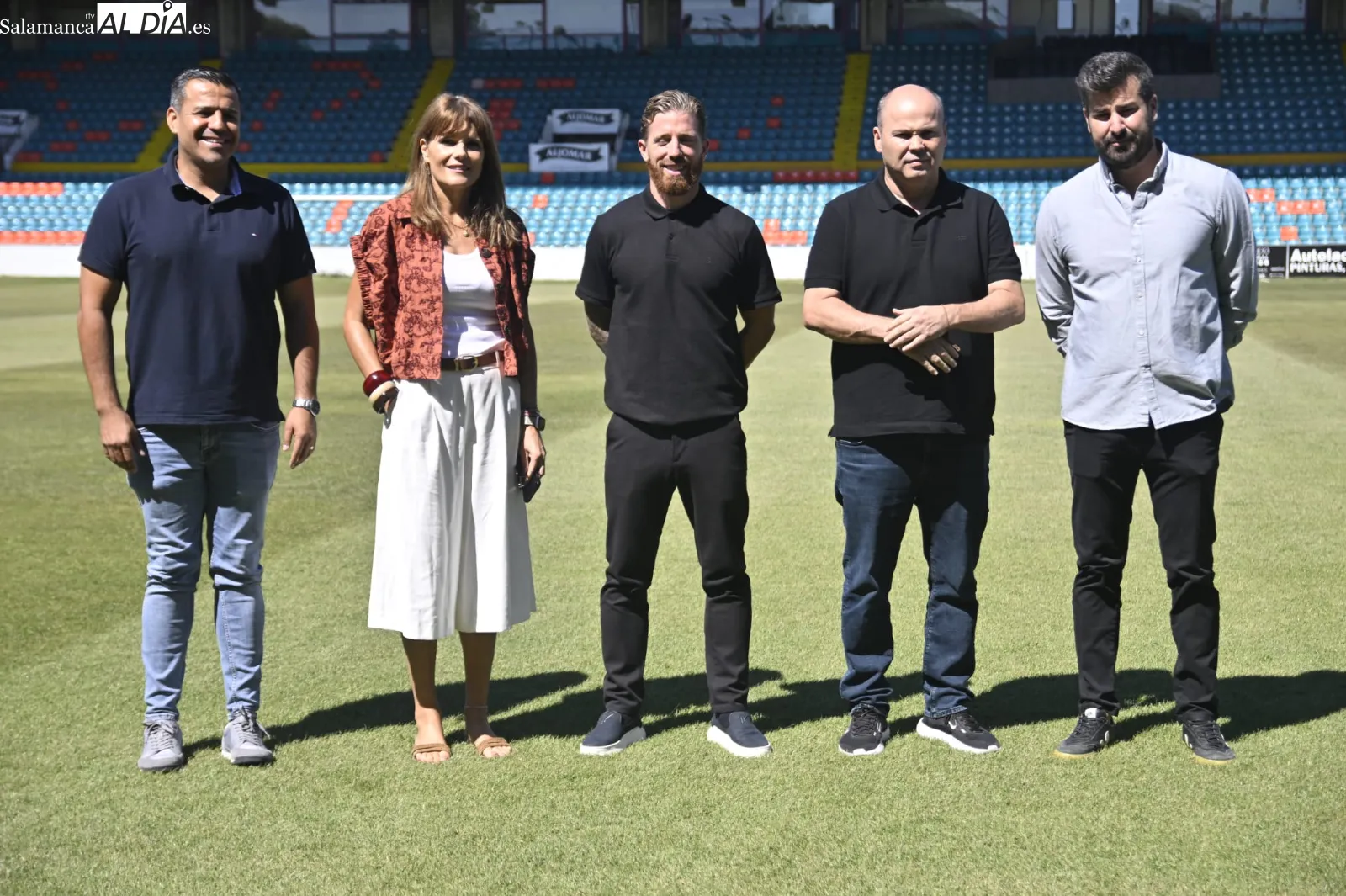 eL presidente Manuel Lovato, el director general Rafael Dueñas y el director deportivo Carlos Valverde en la presentación de Iker Muiniain | FOTOS: SALAMANCArtv AL DÍA