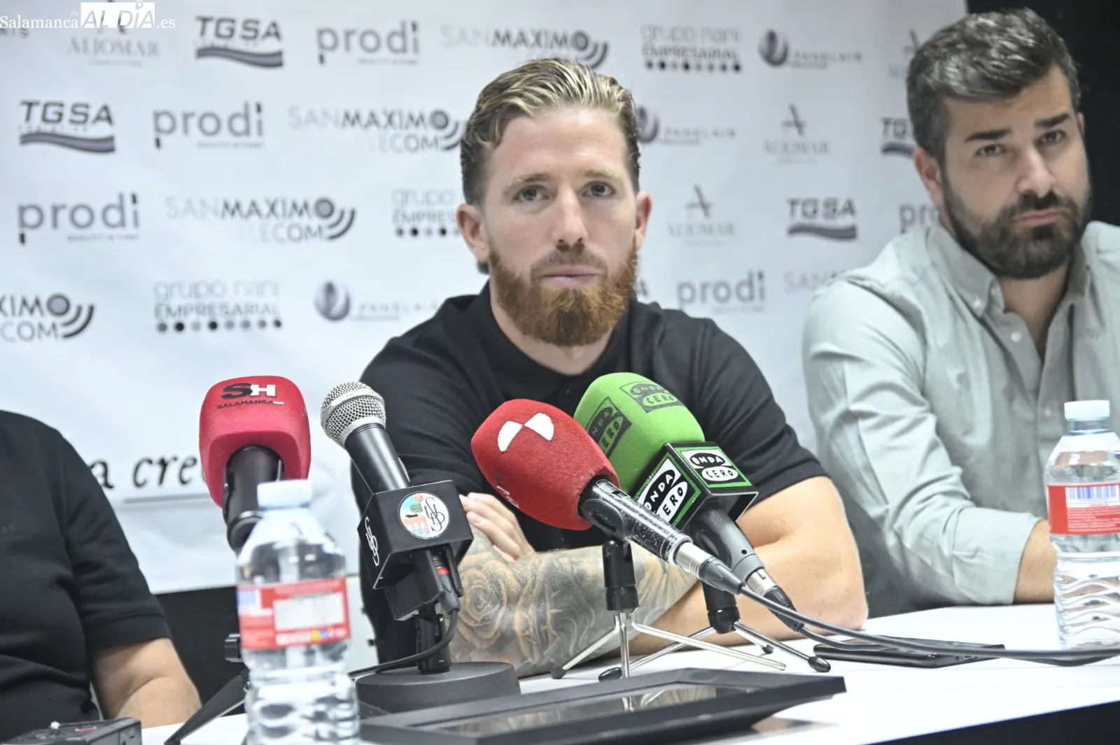 eL presidente Manuel Lovato, el director general Rafael Dueñas y el director deportivo Carlos Valverde en la presentación de Iker Muiniain | FOTOS: SALAMANCArtv AL DÍA