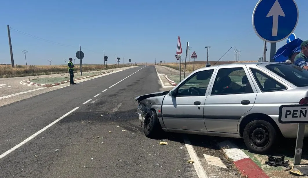 Un herido de 70 años en un choque entre dos turismos en Peñarandilla