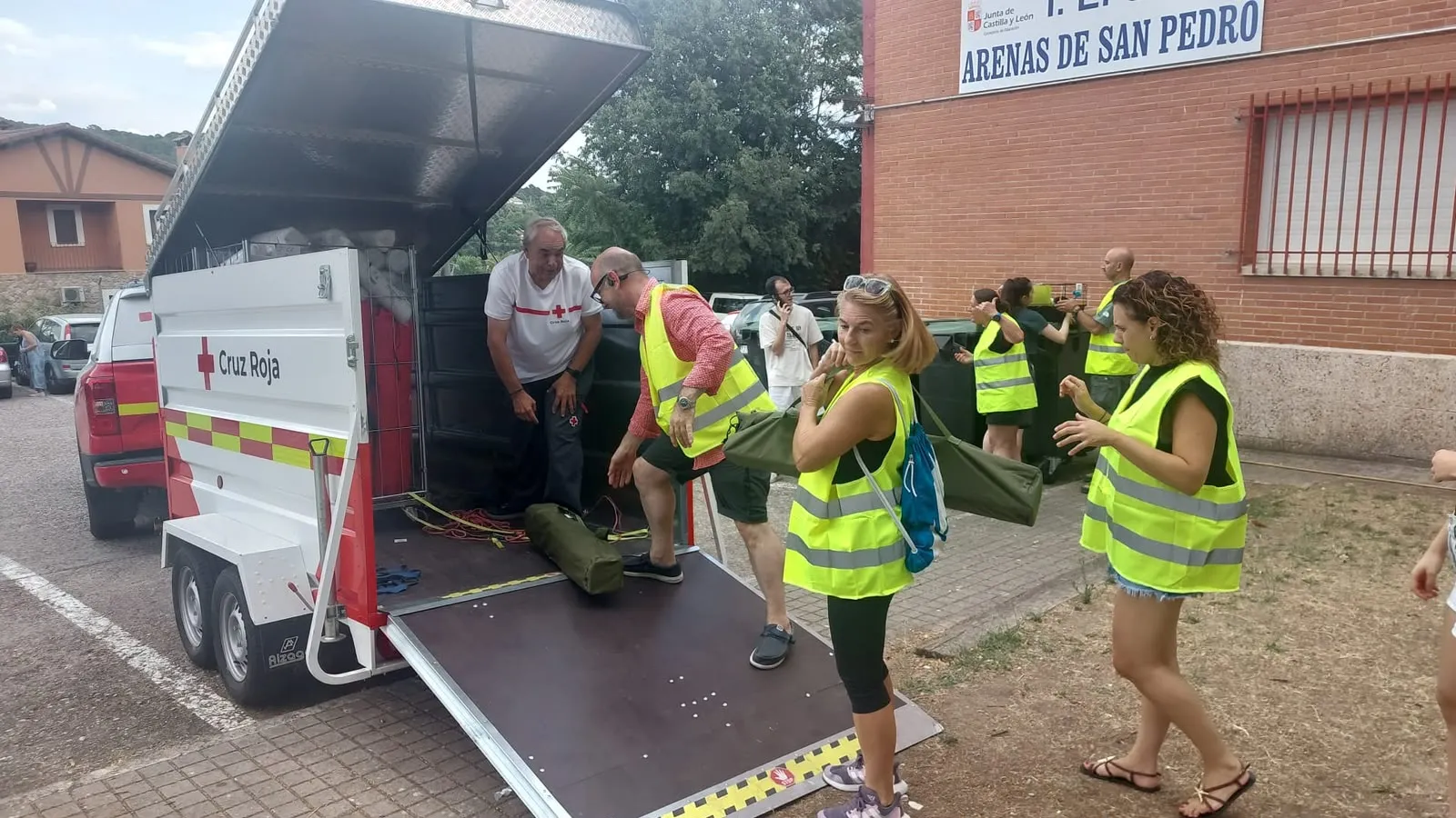 Voluntarios de Cruz Roja en Salamanca ayudan a los evacuados por el fuego de Ávila: 