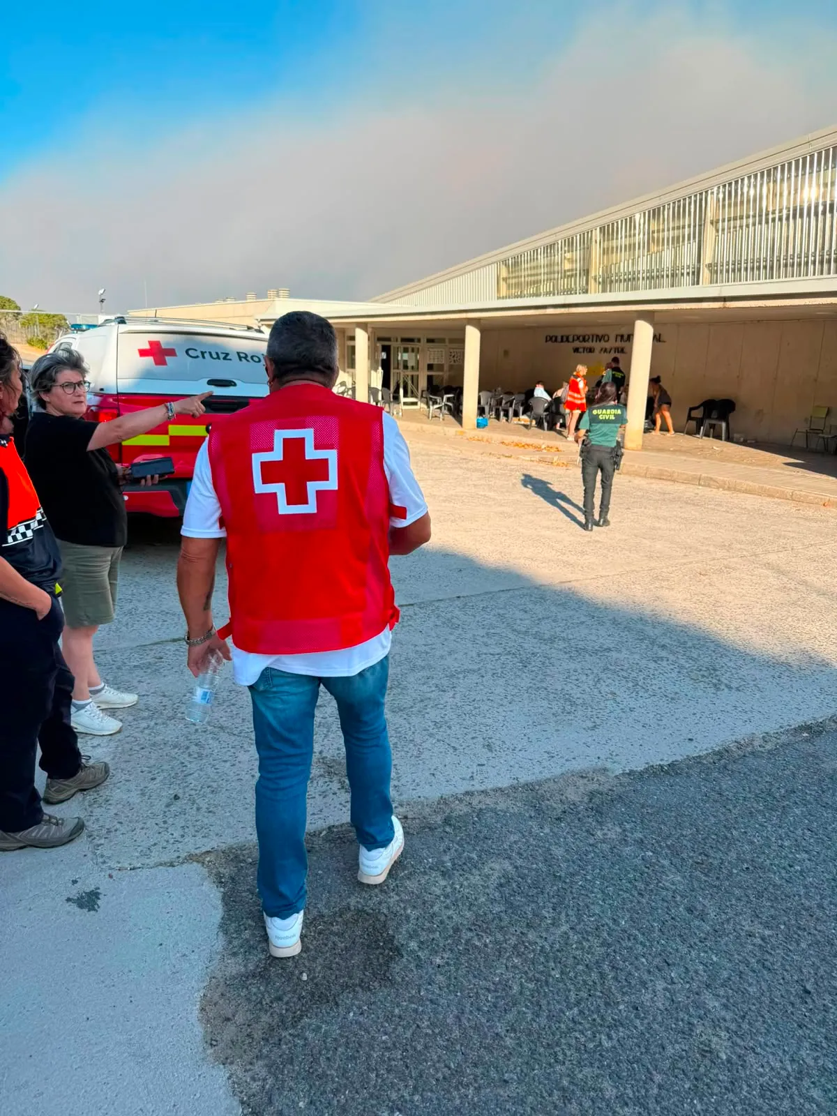 Voluntarios de Cruz Roja en Salamanca ayudan a los evacuados por el fuego de Ávila: 