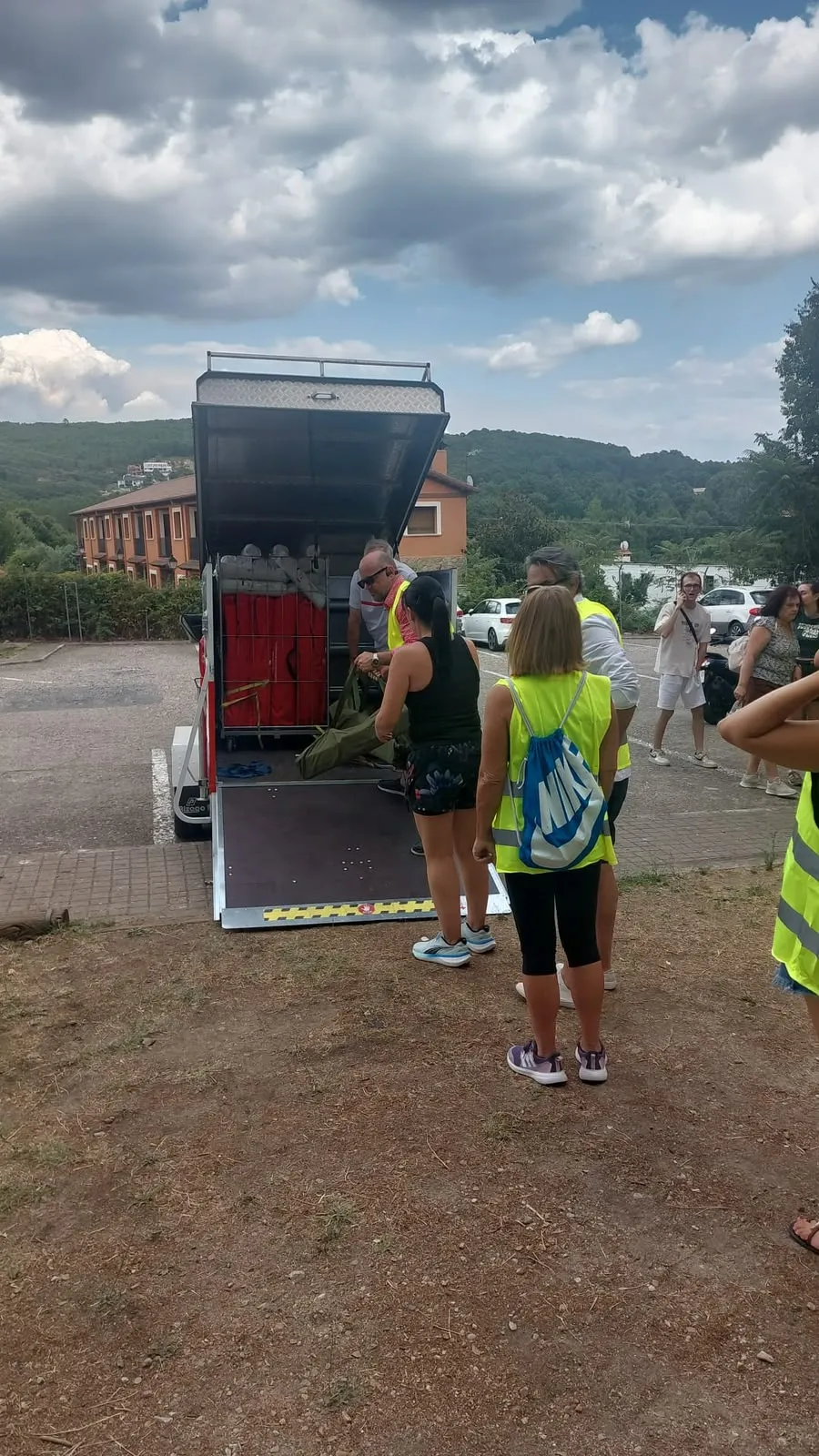 Voluntarios de Cruz Roja en Salamanca ayudan a los evacuados por el fuego de Ávila: 