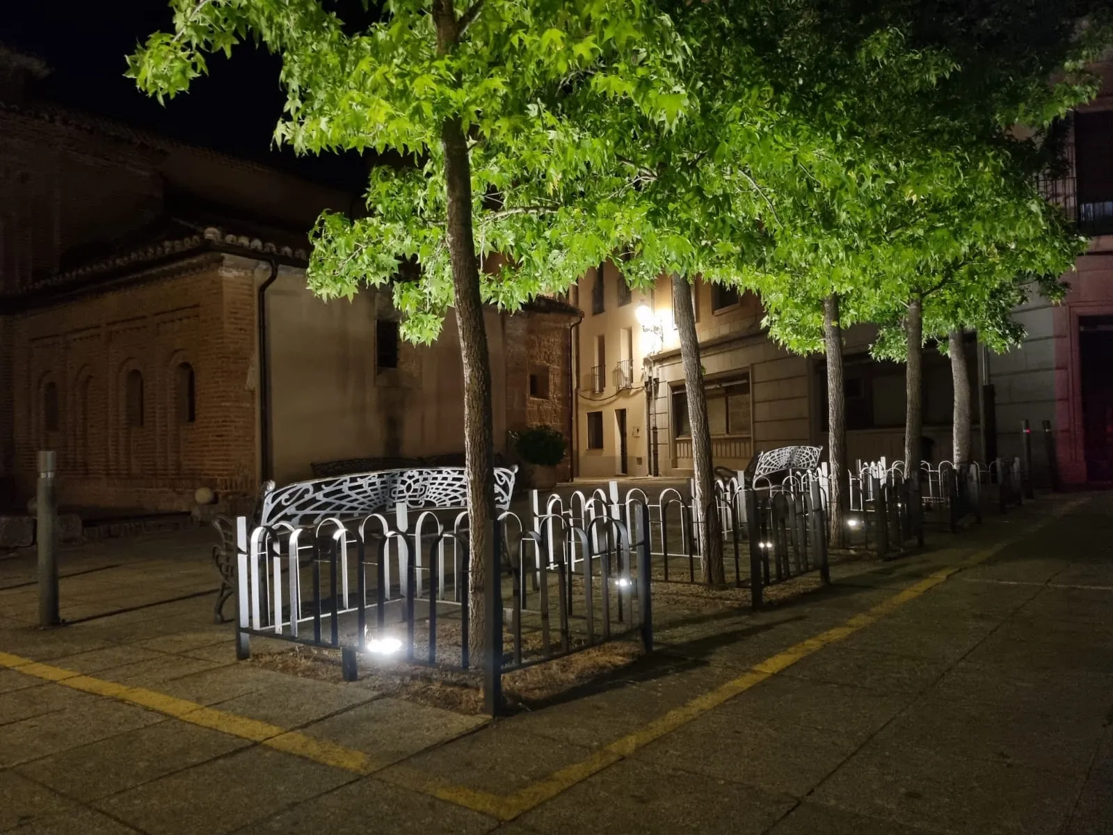 Foto 2 - Ciudad Rodrigo renueva la iluminaci&oacute;n de su entorno amurallado