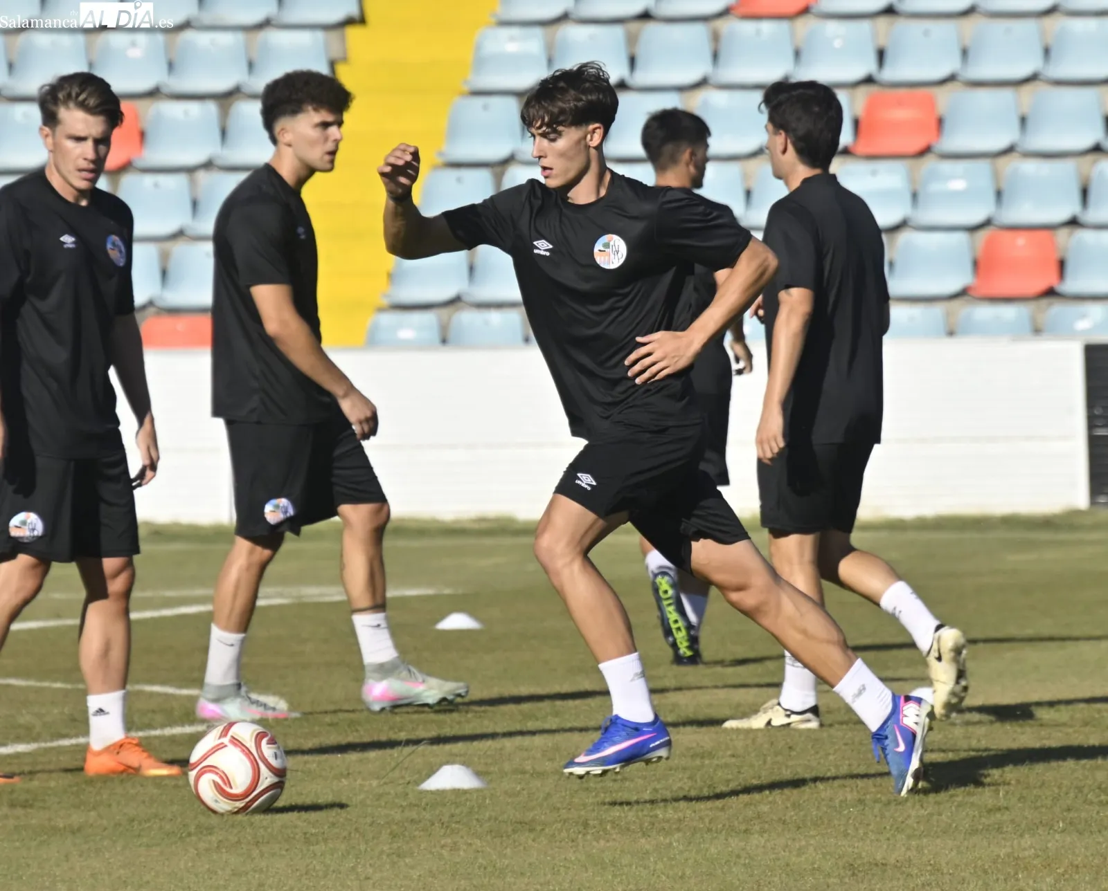 Foto 11 - FOTOS | Iker Muniain dirige su primer entrenamiento al frente del Salamanca CF UDS