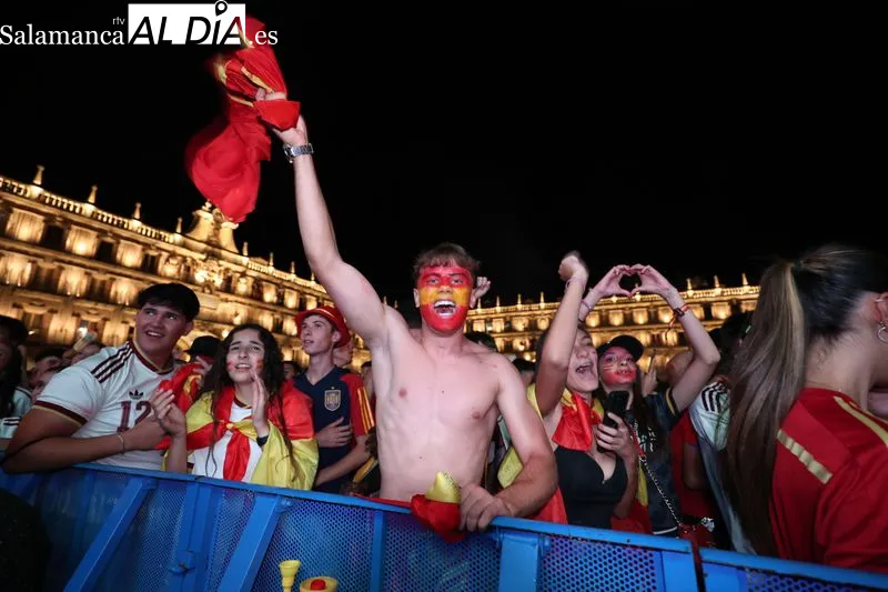 Foto 12 - GALER&Iacute;A DE FOTOS Y V&Iacute;DEOS | &iexcl;&iexcl;&iexcl;&iexcl;Salamanca entra en estado de locura tras la conquista de Espa&ntilde;a del segundo Mundial!!!