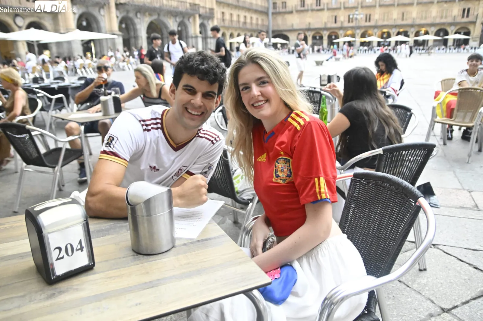 Foto 15 - FOTOS | Salamanca empieza la semana con ganas de Mundial y nadie se pierde el Portugal - Espa&ntilde;a en los bares y terrazas del centro