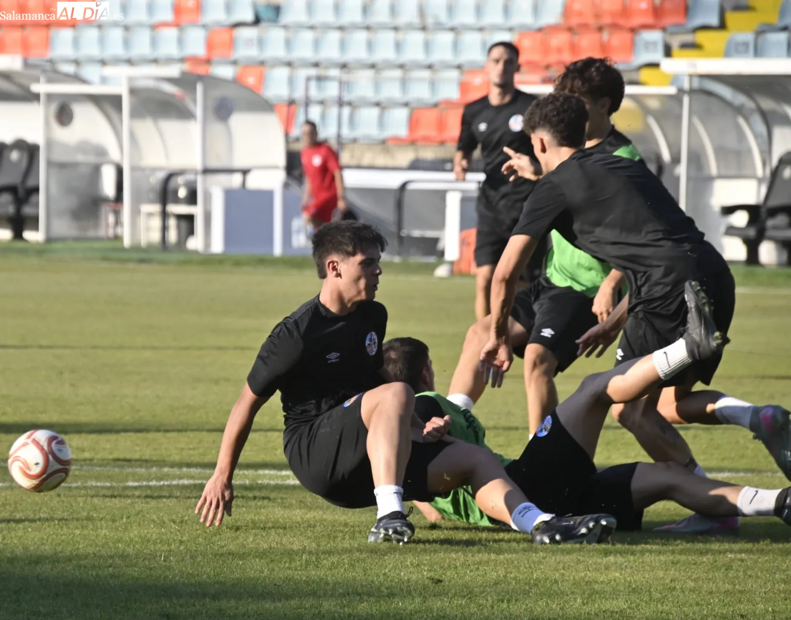 Foto 4 - FOTOS | Iker Muniain dirige su primer entrenamiento al frente del Salamanca CF UDS