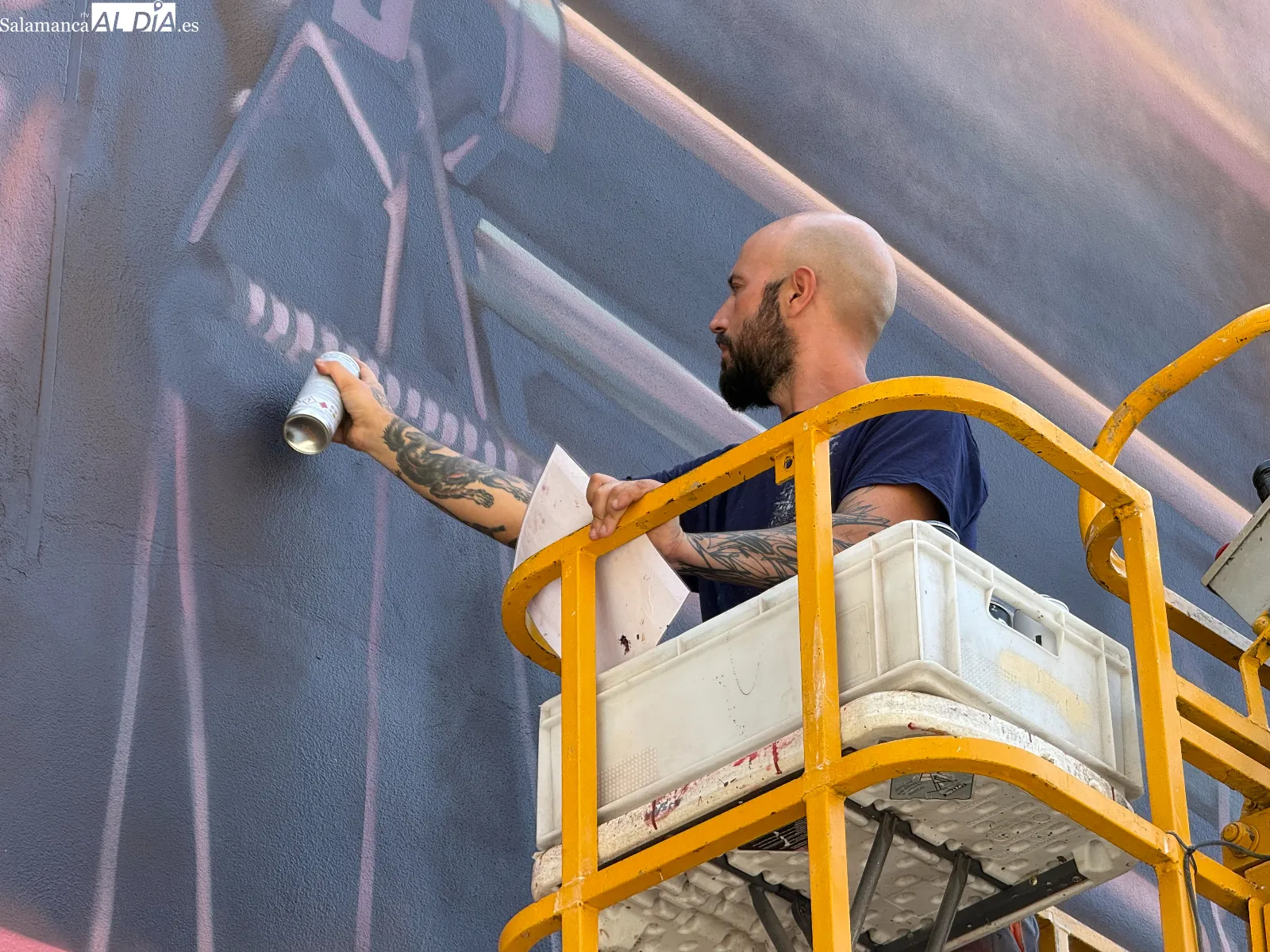 El artista Daniel Martín con su obra en el centro de Béjar | FOTOS: Miguel González 