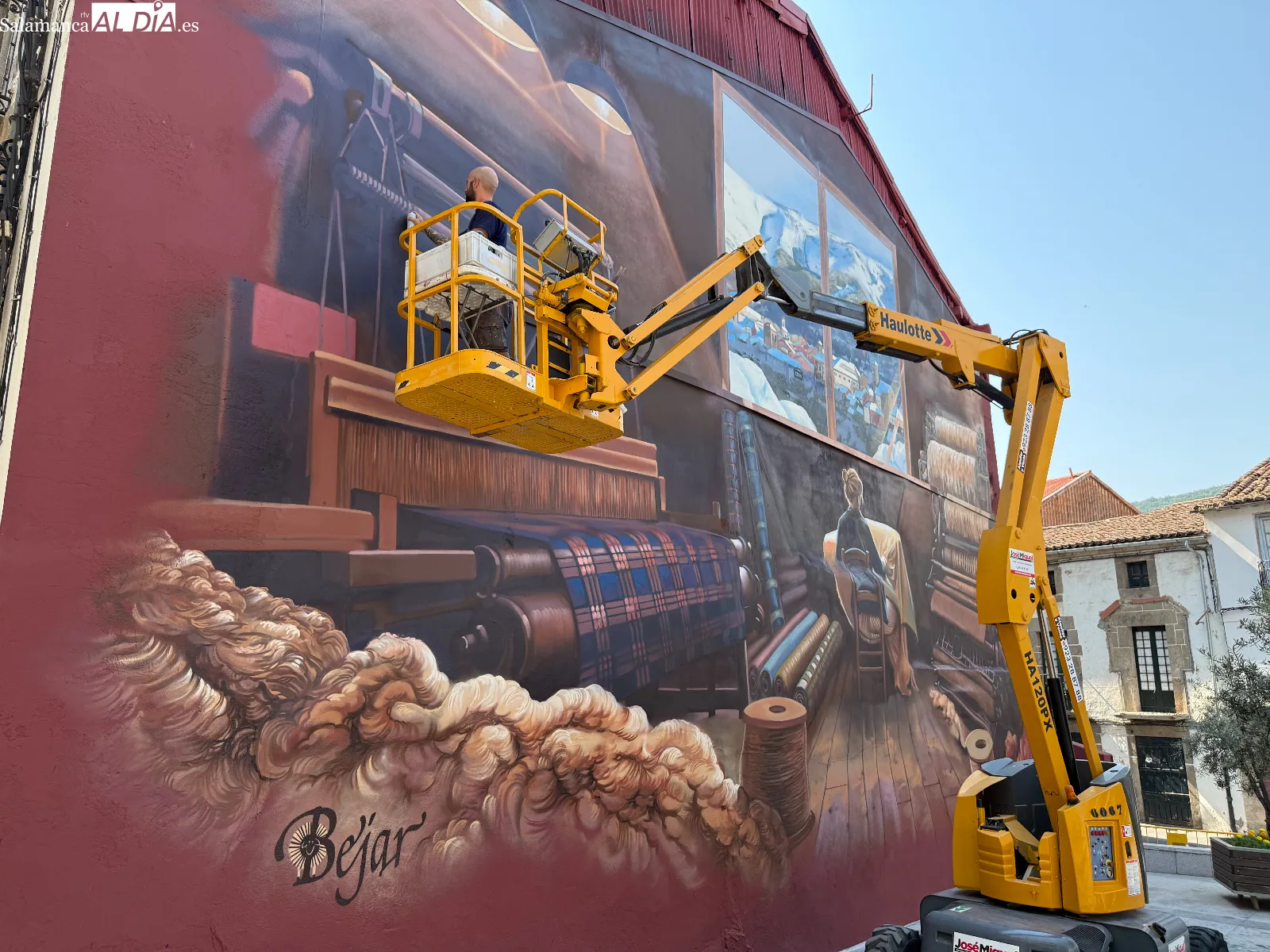 El artista Daniel Martín con su obra en el centro de Béjar | FOTOS: Miguel González 