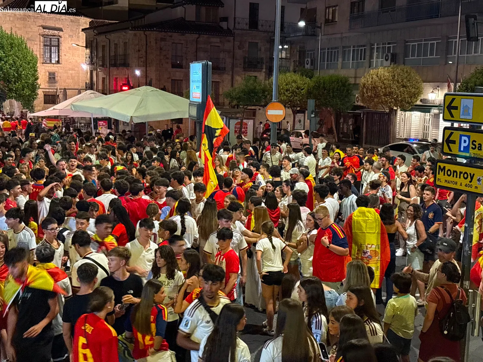 FOTOS Y VÍDEO | Ambientazo en Salamanca para ver el Francia - España en la pantalla gigante de la Plaza Mayor