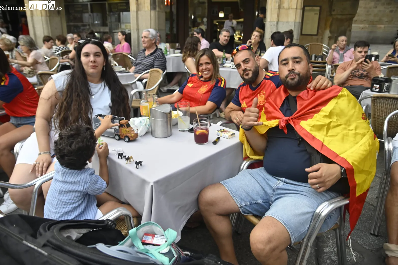 Foto 12 - FOTOS | Salamanca empieza la semana con ganas de Mundial y nadie se pierde el Portugal - Espa&ntilde;a en los bares y terrazas del centro