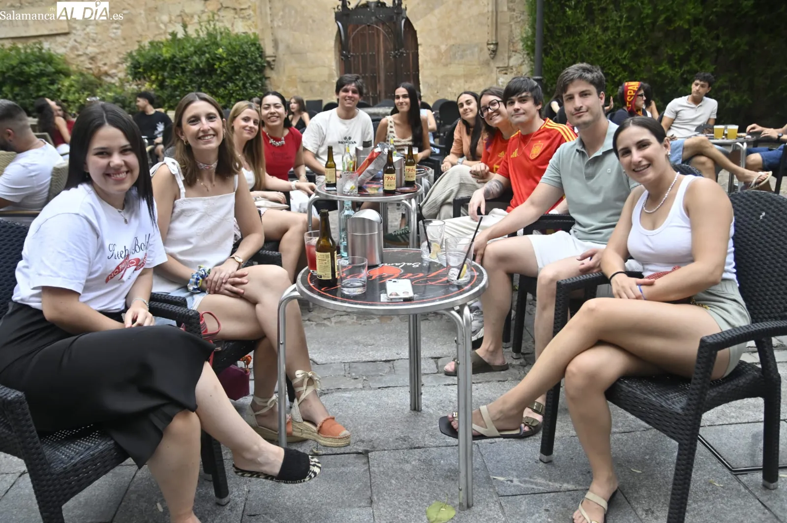 Foto 9 - FOTOS | Salamanca empieza la semana con ganas de Mundial y nadie se pierde el Portugal - Espa&ntilde;a en los bares y terrazas del centro