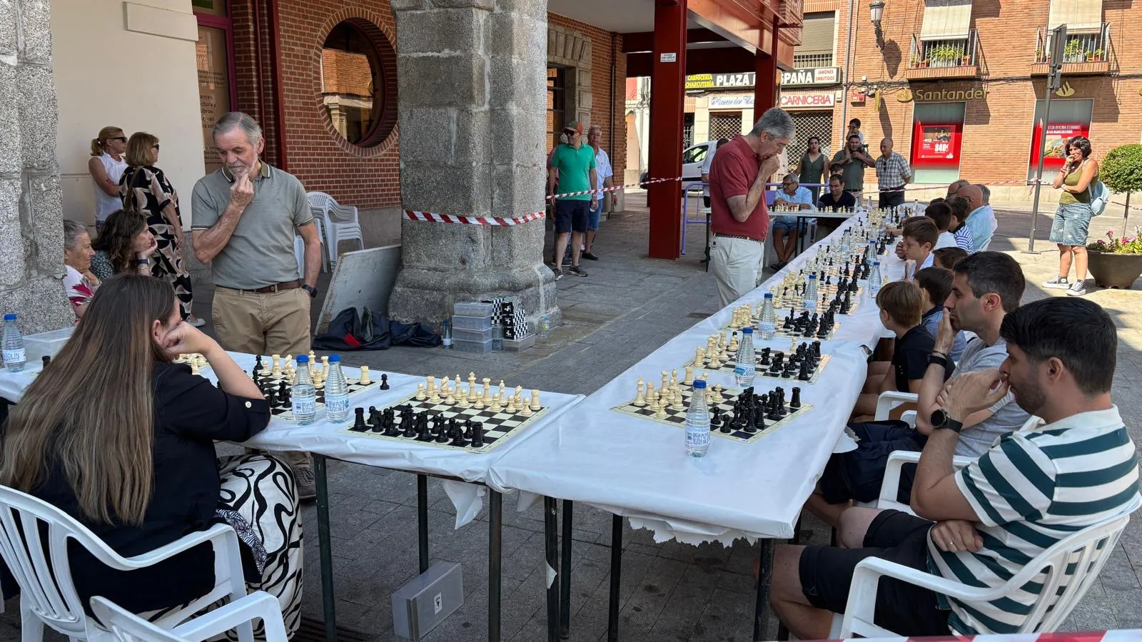 Foto 7 - La Plaza de Espa&ntilde;a se convierte en un gran tablero de ajedrez con la partida simult&aacute;nea de la Asociaci&oacute;n Mundy