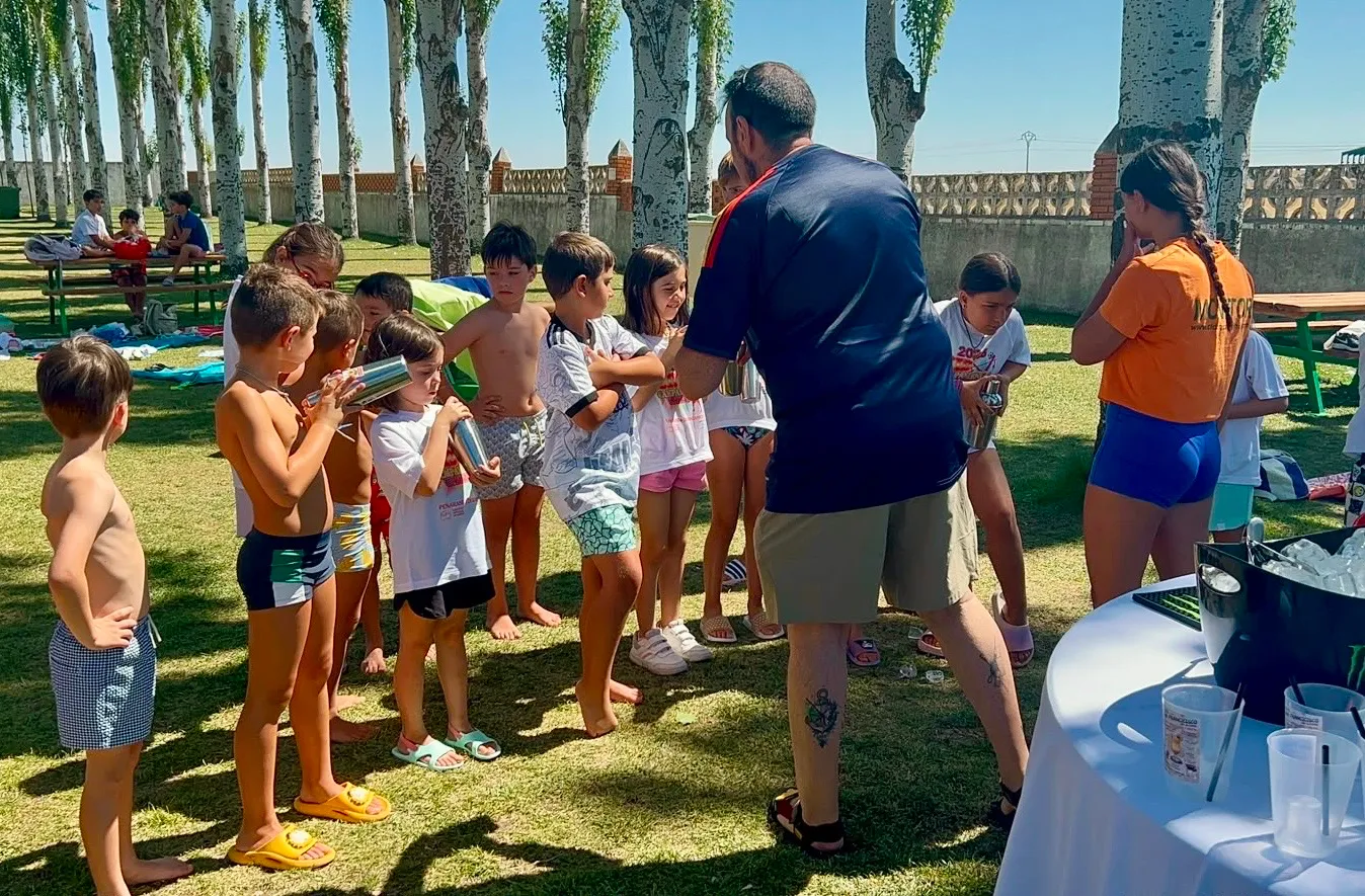 Foto 4 - Los Campamentos Urbanos celebran el triunfo de la selecci&oacute;n con un divertido taller de cocteler&iacute;a ofrecido por Teo Marcos