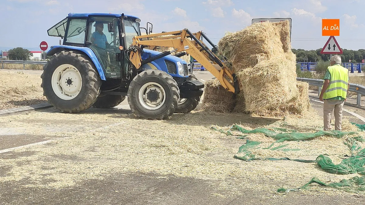 Trabajos de retirada de alpacas de paja 
