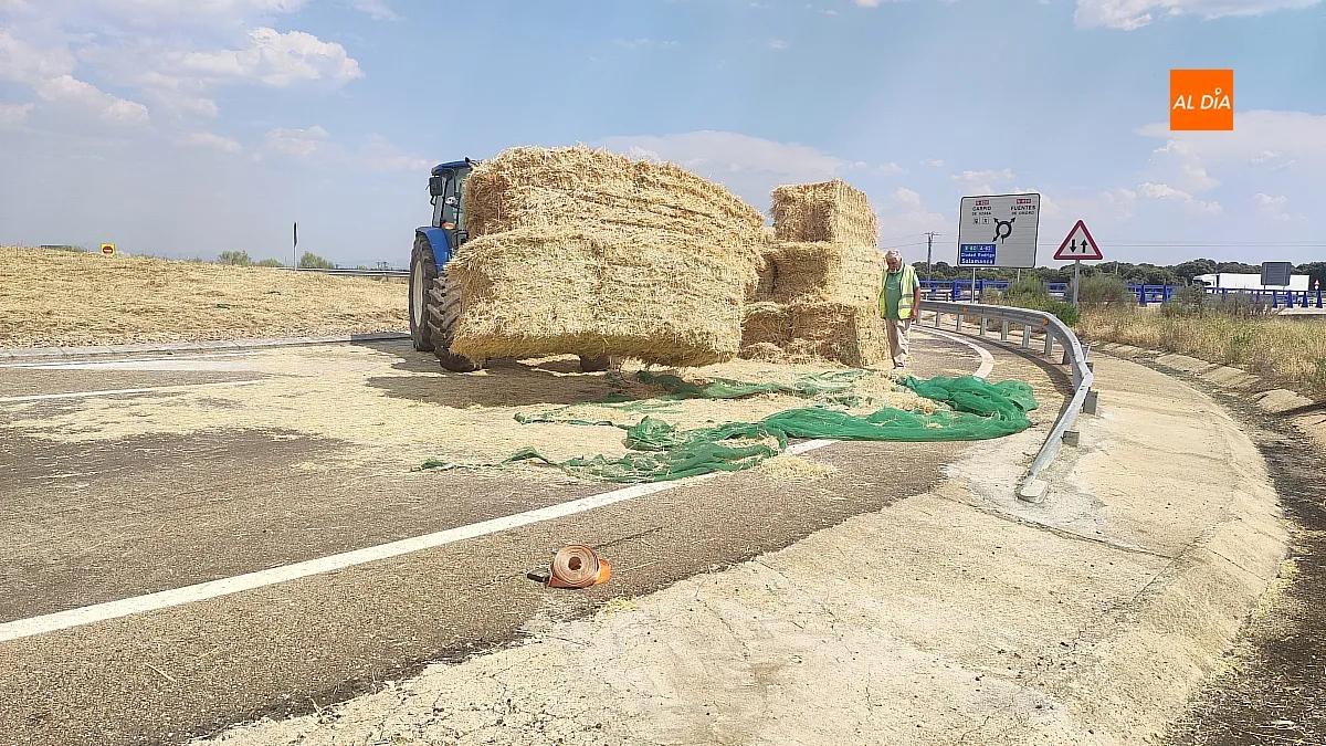 Trabajos de retirada de alpacas de paja 