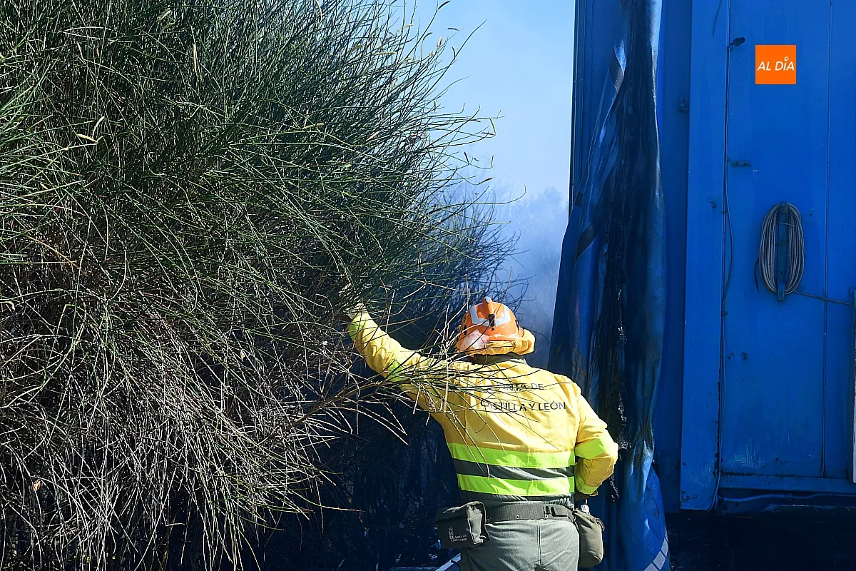 Bomberos extinguiendo el fuego del remolque
