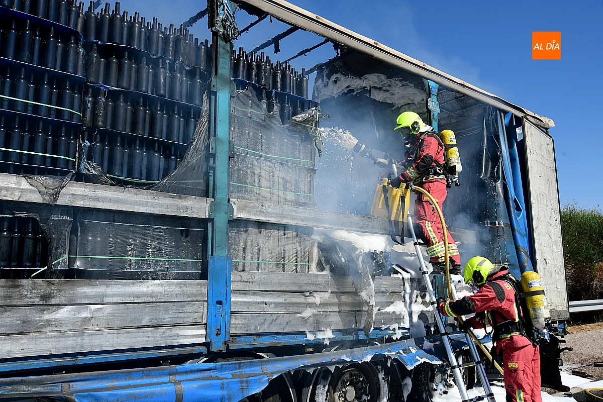 Arde la carga de un camión en la A-62 a su paso por Ciudad Rodrigo
