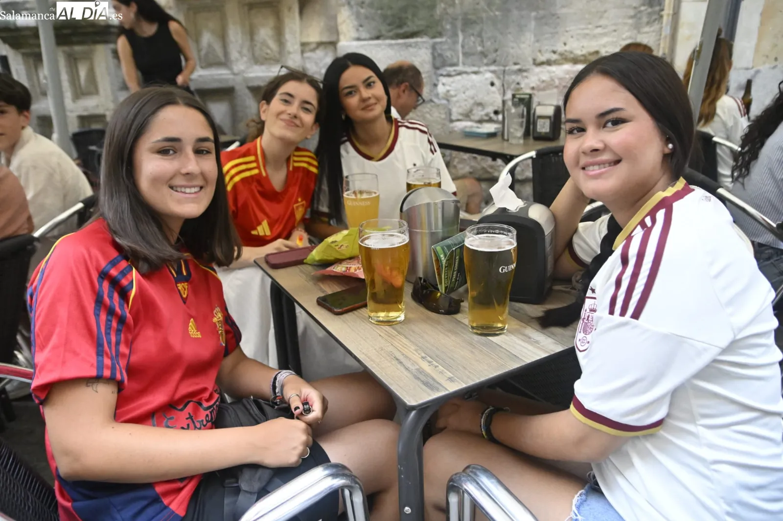 Foto 14 - FOTOS | Salamanca empieza la semana con ganas de Mundial y nadie se pierde el Portugal - Espa&ntilde;a en los bares y terrazas del centro
