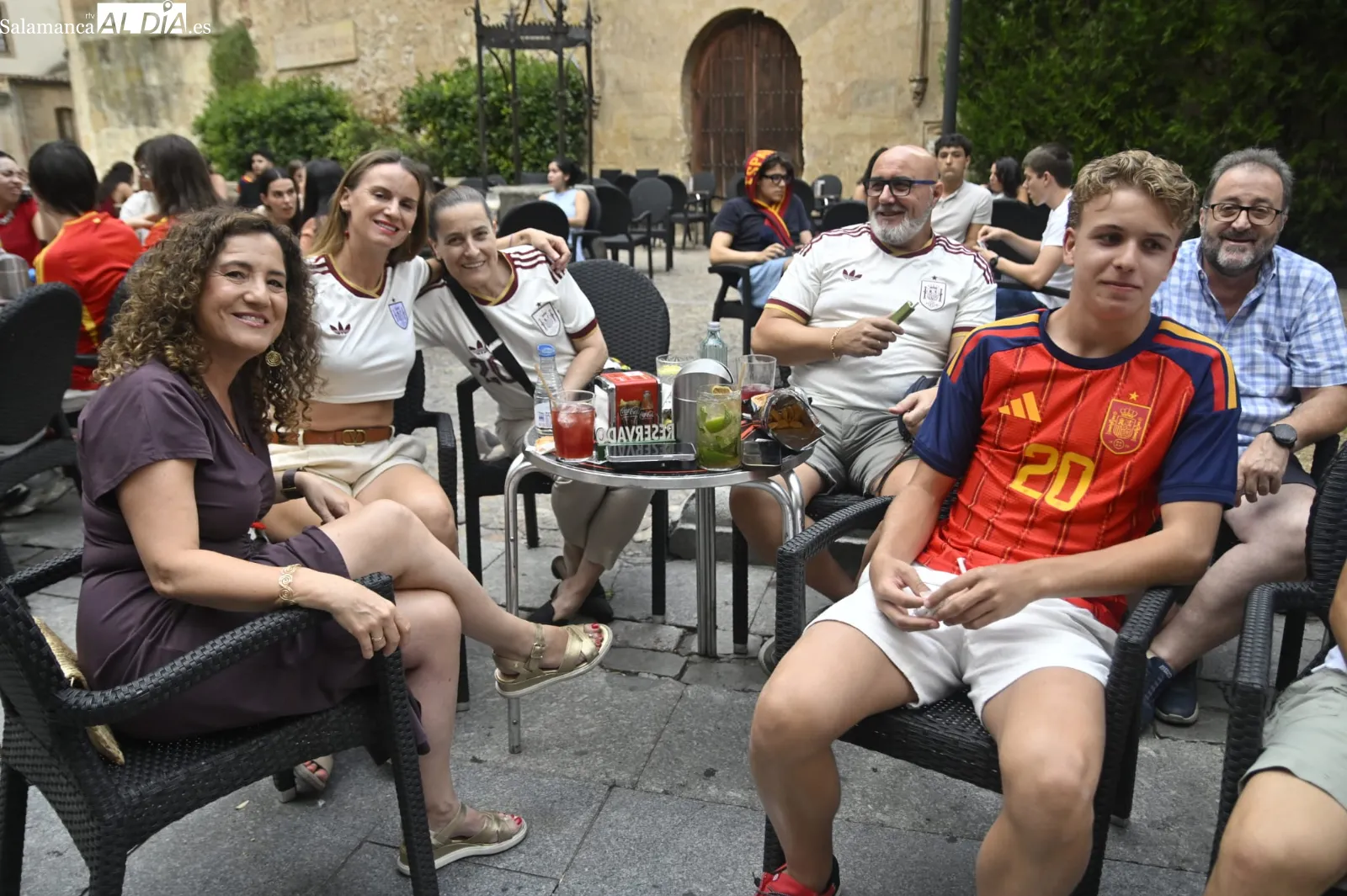 Foto 8 - FOTOS | Salamanca empieza la semana con ganas de Mundial y nadie se pierde el Portugal - Espa&ntilde;a en los bares y terrazas del centro