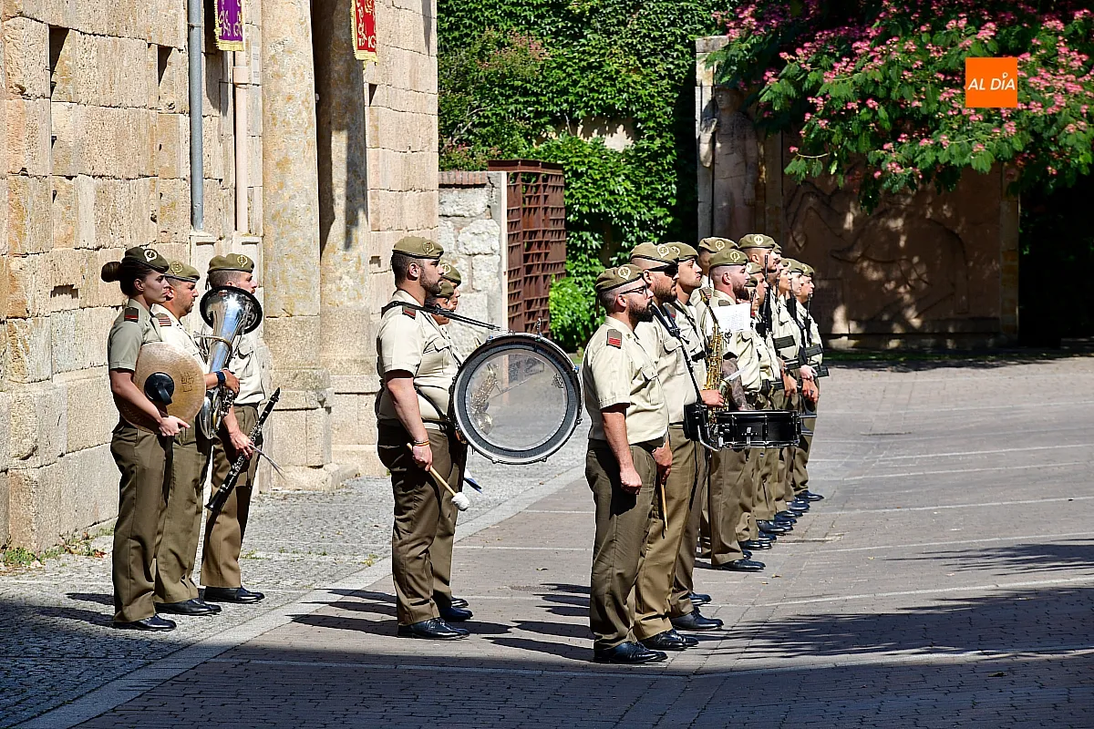 Desfile militar REI 11 en Ciudad Rodrigo homenaje a Herrasti