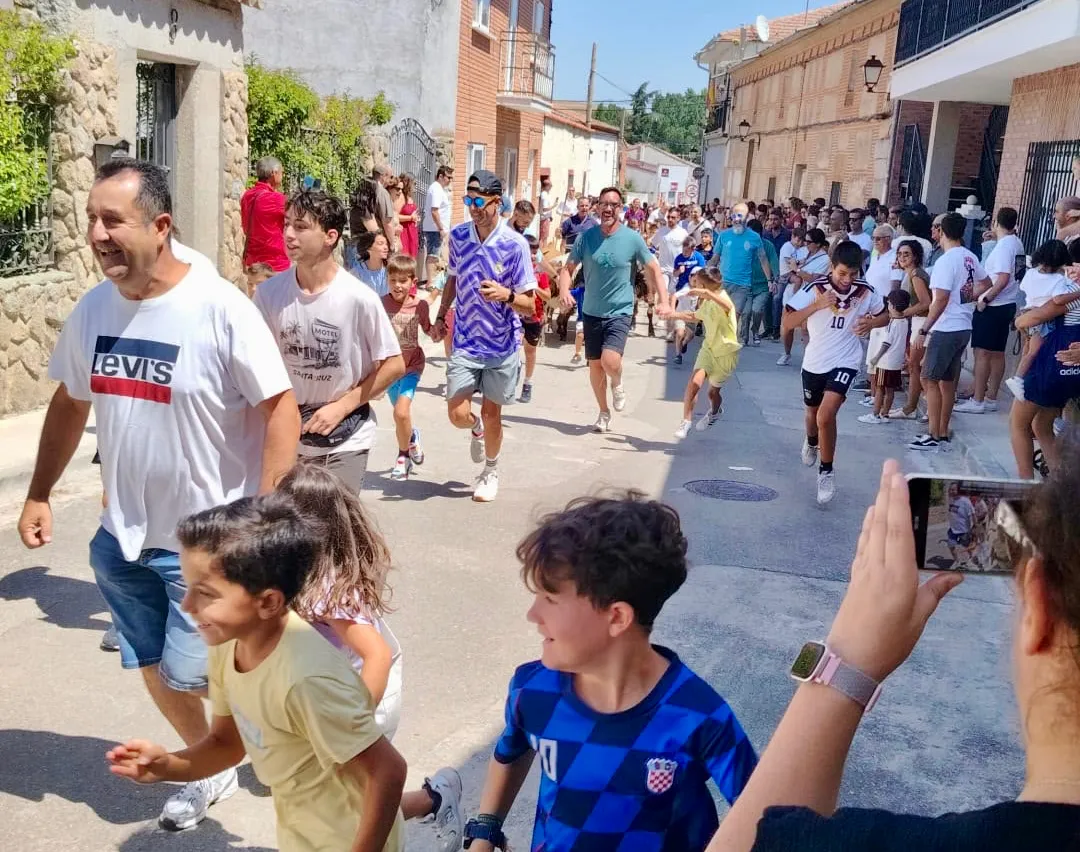 Foto 3 - Los minibueyes vuelven a conquistar a los m&aacute;s peque&ntilde;os en Santiago de la Puebla