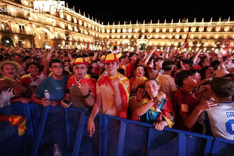 Foto 10 - GALER&Iacute;A DE FOTOS Y V&Iacute;DEOS | &iexcl;&iexcl;&iexcl;&iexcl;Salamanca entra en estado de locura tras la conquista de Espa&ntilde;a del segundo Mundial!!!