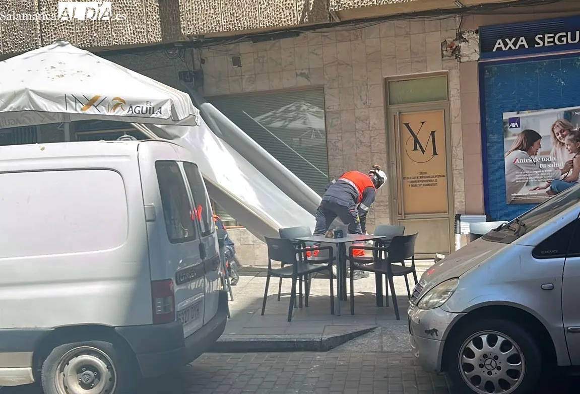 Bomberos de Salamanca retiran un toldo en calle Guerrilleros