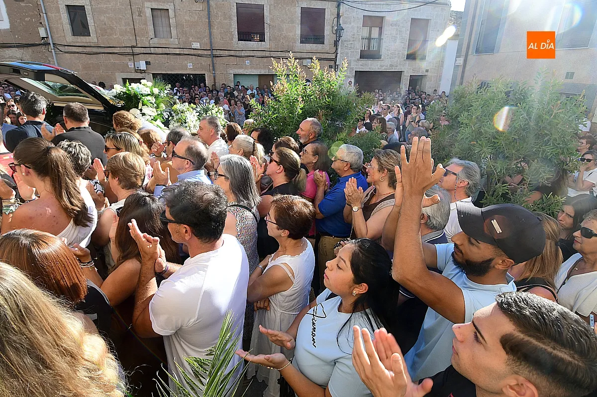  El féretro de Adrián Ibarra es despedido entre aplausos a la salida de la Iglesia