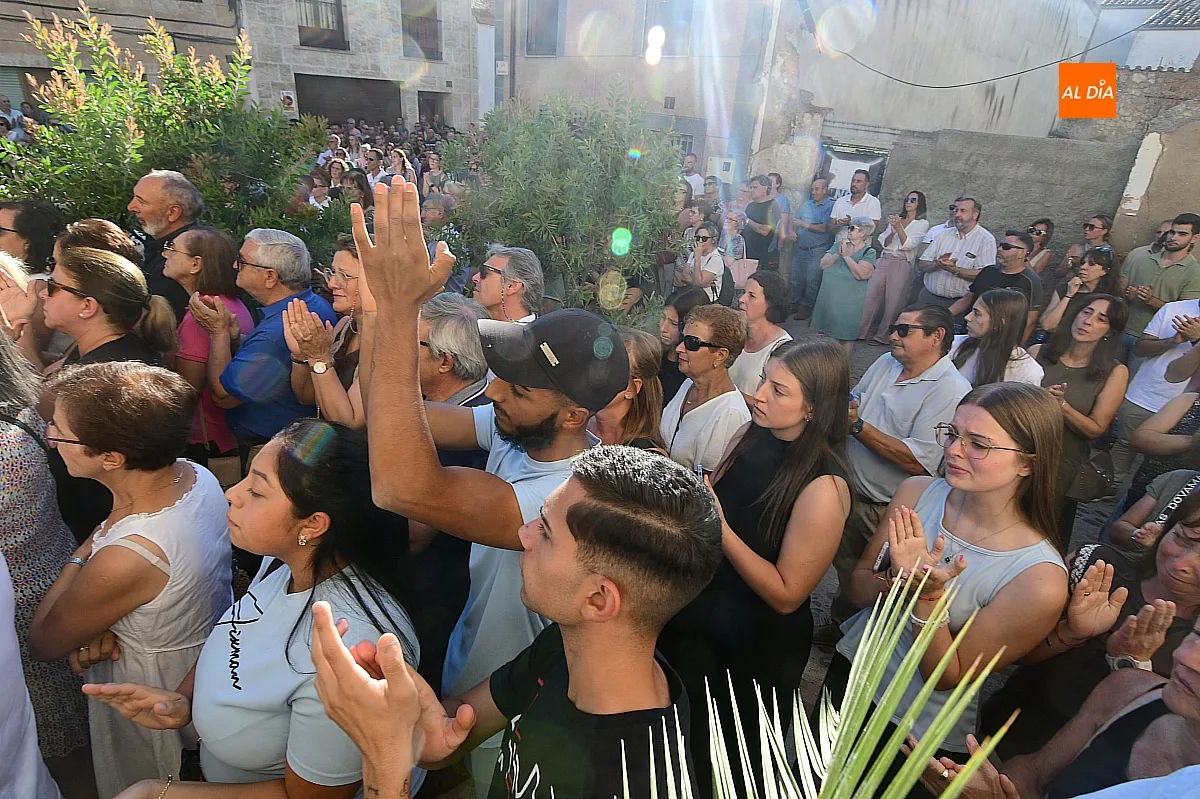  El féretro de Adrián Ibarra es despedido entre aplausos a la salida de la Iglesia